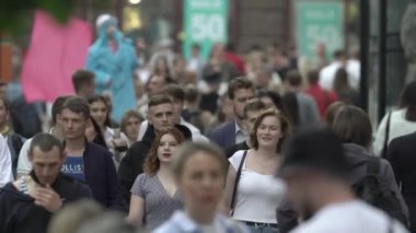 Büyük bir şehrin sokaklarındaki kalabalık, ağır çekim.