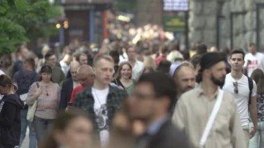Büyük bir şehrin sokaklarındaki kalabalık, ağır çekim.