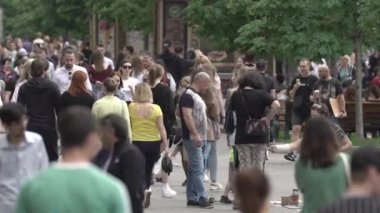 Büyük bir şehrin sokaklarındaki kalabalık, ağır çekim.