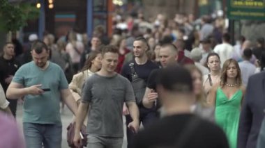 Büyük bir şehrin sokaklarındaki kalabalık, ağır çekim.