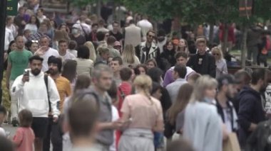 Büyük bir şehrin sokaklarındaki kalabalık, ağır çekim.