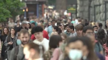 Büyük bir şehrin sokaklarındaki kalabalık, ağır çekim.