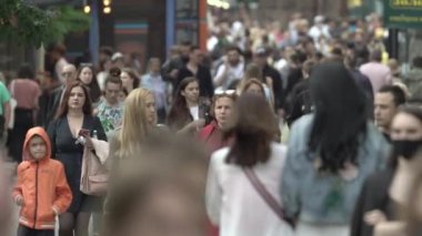 Büyük bir şehrin sokaklarındaki kalabalık, ağır çekim.