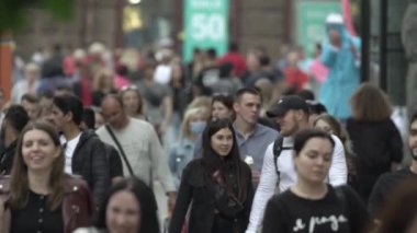 Büyük bir şehrin sokaklarındaki kalabalık, ağır çekim.