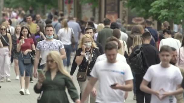 En folkemengde på gata i en stor by, sakte bevegelse – stockvideo