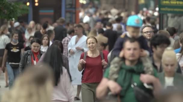 Een menigte mensen op straat van een grote stad, slow motion — Stockvideo