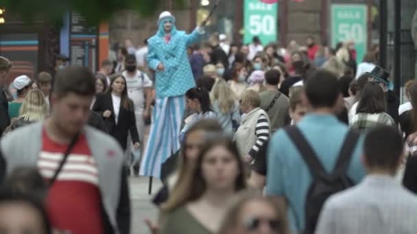 Een menigte mensen op straat van een grote stad, slow motion — Stockvideo