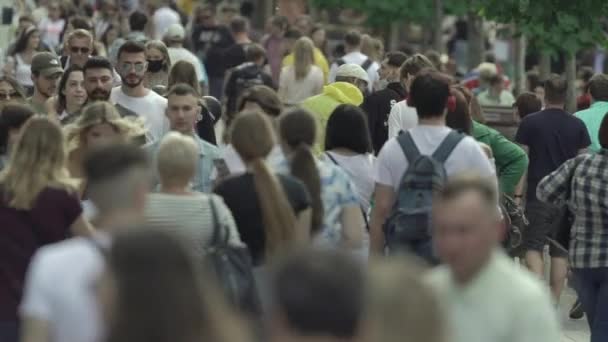 A crowd of people on the street of a big city, slow motion — Stock Video