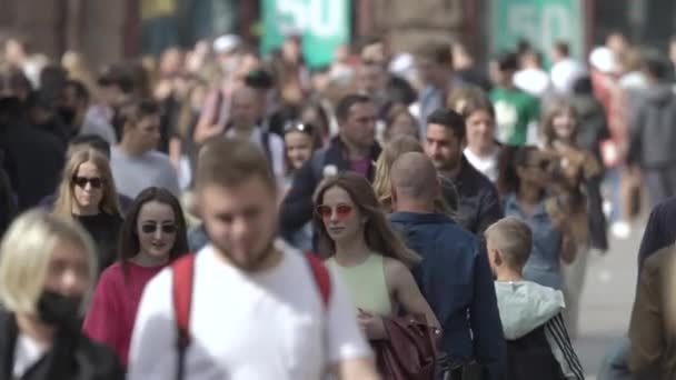 Une foule de gens dans la rue d'une grande ville, au ralenti — Video