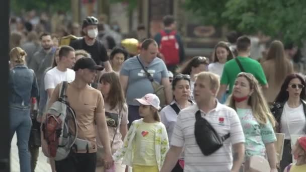 Толпа людей на улице большого города, замедленная съемка — стоковое видео