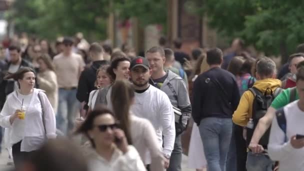 Uma multidão de pessoas na rua de uma cidade grande, câmera lenta — Vídeo de Stock