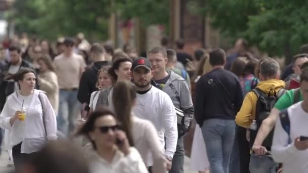 Una multitud de personas en la calle de una gran ciudad, en cámara lenta — Vídeo de stock