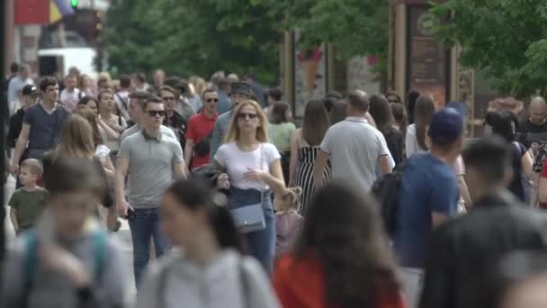 Толпа людей на улице большого города, замедленная съемка — стоковое видео