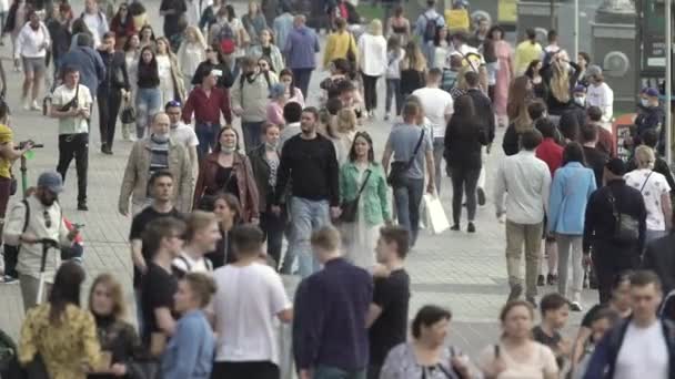 Emberek tömege egy nagyváros utcáin, lassított felvétel. — Stock videók