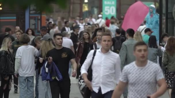 Una multitud de personas en la calle de una gran ciudad, en cámara lenta — Vídeos de Stock