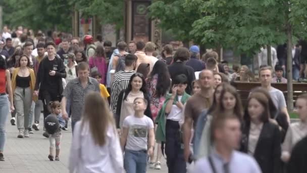 대도시의 거리에 있는 사람들은 느리게 움직 이고 있다 — 비디오