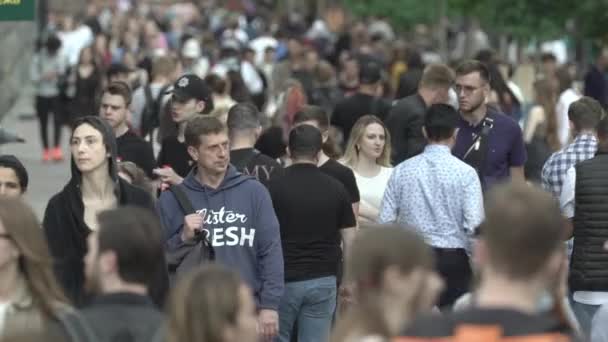 Uma multidão de pessoas na rua de uma cidade grande, câmera lenta — Vídeo de Stock