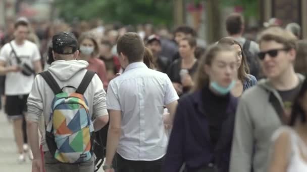 Ένα πλήθος ανθρώπων στο δρόμο μιας μεγάλης πόλης, σε αργή κίνηση — Αρχείο Βίντεο