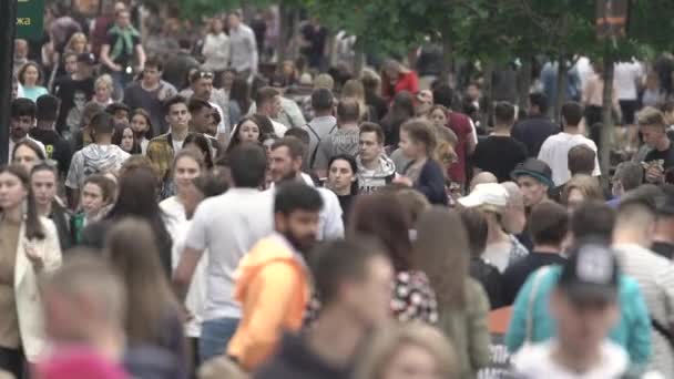 A crowd of people on the street of a big city, slow motion — Stock Video