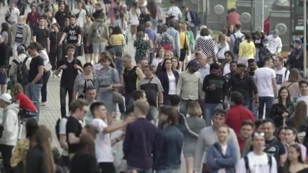 Una folla di persone sulla strada di una grande città, al rallentatore — Video Stock