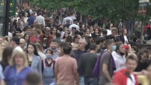 Толпа людей на улице большого города, замедленная съемка — стоковое видео