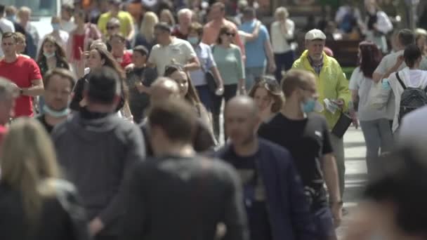 A crowd of people on the street of a big city, slow motion — Stock Video