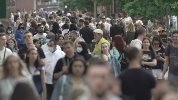 Tłum ludzi na ulicy wielkiego miasta, w zwolnionym tempie — Wideo stockowe