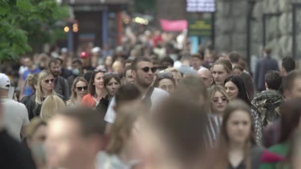 Una multitud de personas en la calle de una gran ciudad, en cámara lenta — Vídeo de stock