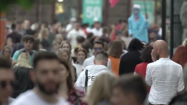 Une foule de gens dans la rue d'une grande ville, au ralenti — Video