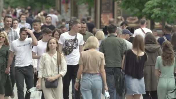 A crowd of people on the street of a big city, slow motion — Stock Video