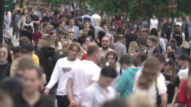 A crowd of people on the street of a big city, slow motion — Stock Video