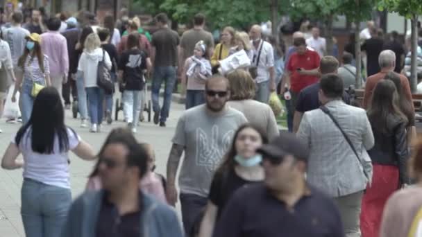 Tłum ludzi na ulicy wielkiego miasta, w zwolnionym tempie — Wideo stockowe