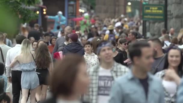 Una multitud de personas en la calle de una gran ciudad, en cámara lenta — Vídeos de Stock