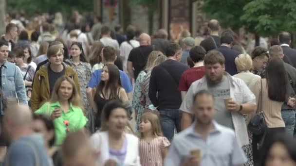 Tłum ludzi na ulicy wielkiego miasta, w zwolnionym tempie — Wideo stockowe