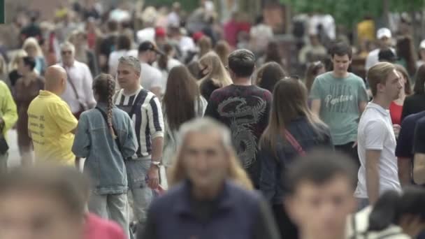 Una multitud de personas en la calle de una gran ciudad, en cámara lenta — Vídeo de stock