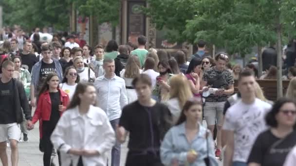 Tłum ludzi na ulicy wielkiego miasta, w zwolnionym tempie — Wideo stockowe