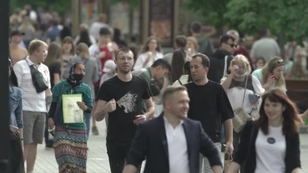 Толпа людей на улице большого города, замедленная съемка — стоковое видео