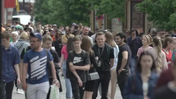 Menschenmenge auf der Straße einer Großstadt, Zeitlupe — Stockvideo