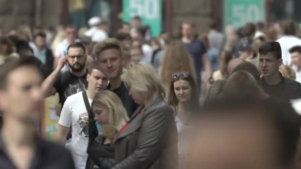 Uma multidão de pessoas na rua de uma cidade grande, câmera lenta — Vídeo de Stock