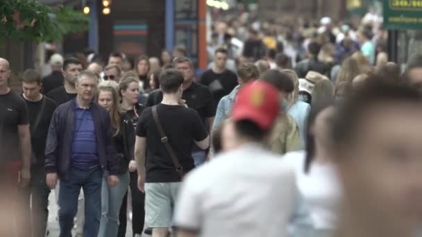 대도시의 거리에 있는 사람들은 느리게 움직 이고 있다 — 비디오
