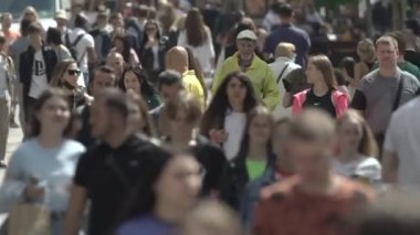 Ukrayna, Kyiv: Şehir merkezinde insanlar sokakta yürüyor