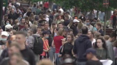 Ukrayna, Kyiv: Şehir merkezinde insanlar sokakta yürüyor