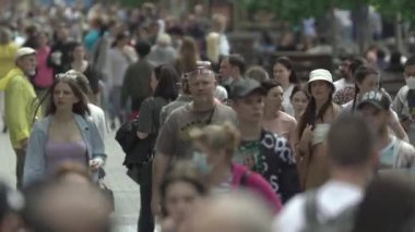 Ukrayna, Kyiv: Şehir merkezinde insanlar sokakta yürüyor