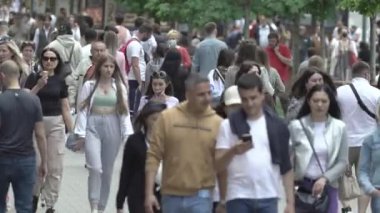 Ukrayna, Kyiv: Şehir merkezinde insanlar sokakta yürüyor