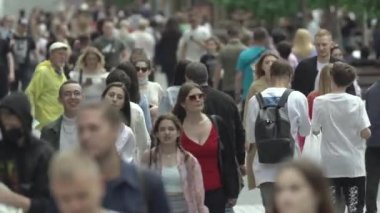 Ukrayna, Kyiv: Şehir merkezinde insanlar sokakta yürüyor