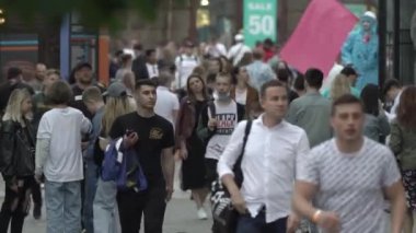 Ukrayna, Kyiv: Şehir merkezinde insanlar sokakta yürüyor