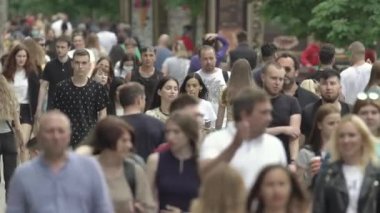 Ukrayna, Kyiv: Şehir merkezinde insanlar sokakta yürüyor