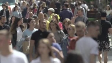 Ukrayna, Kyiv: Şehir merkezinde insanlar sokakta yürüyor