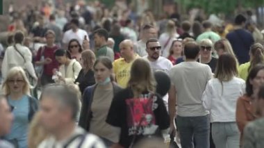 Ukrayna, Kyiv: Şehir merkezinde insanlar sokakta yürüyor