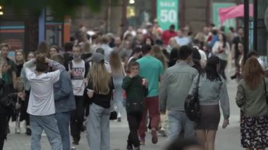 Ukrayna, Kyiv: Şehir merkezinde insanlar sokakta yürüyor